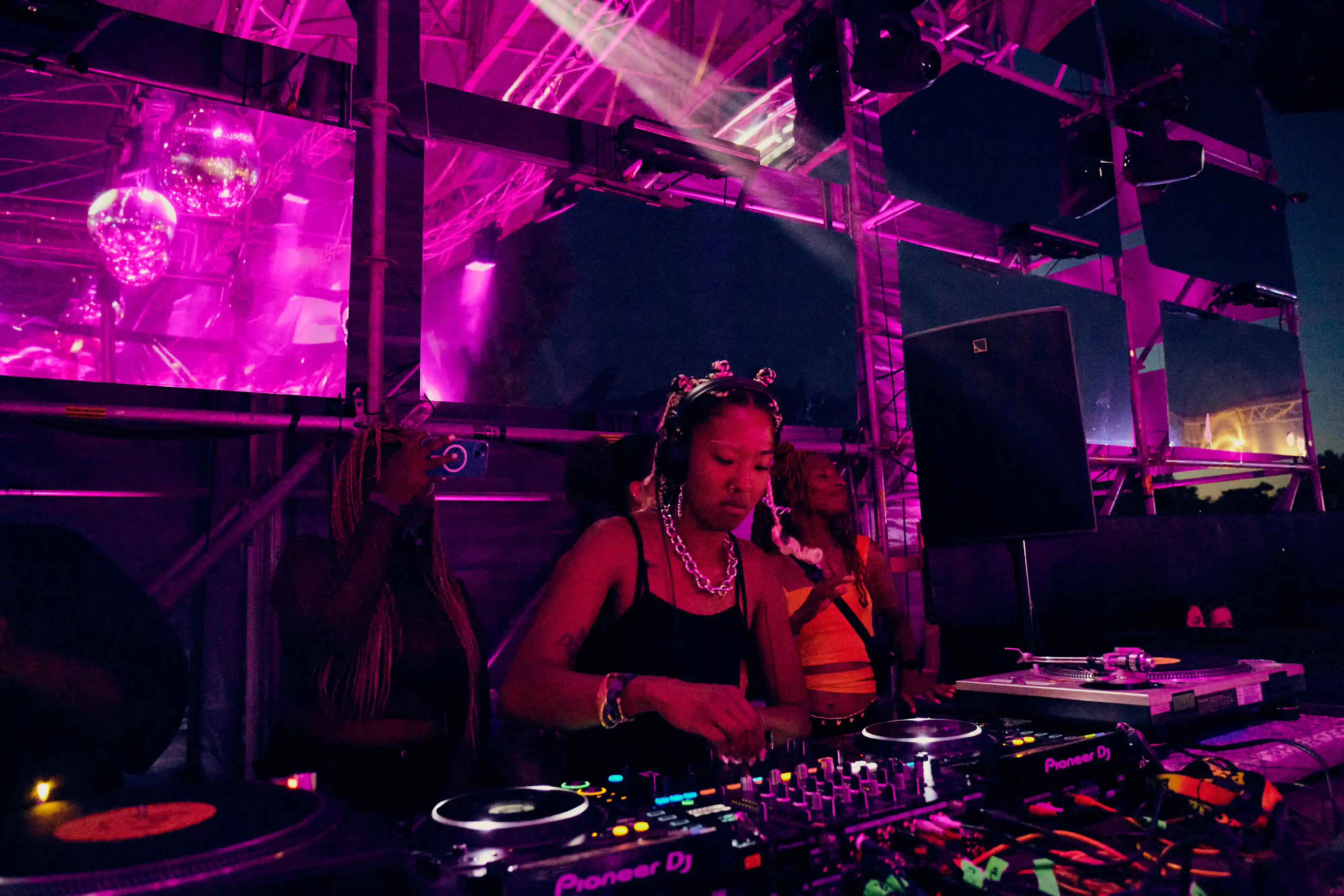 KA-RABA performing at Guten Festival, Bern — photo by Samuel Bramley